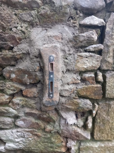 Photo de galerie - Sur demande du client , scellement d'une Gâche de serrure dans mur en pierre.