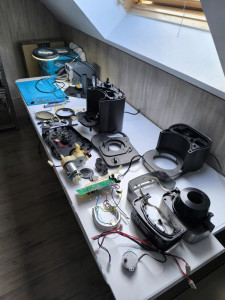 Photo de galerie - Démontage complet d’une machine à café pour contrôle et remplacement d’une pièce du broyeur.
