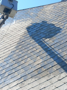 Photo de galerie - Travaux effectués nettoyages de la toiture sur l'intégralité et coloration des tuiles sur l'intégralité de la toture.