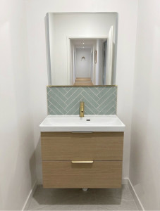 Photo de galerie - Pose de meuble évier, évier, raccordement, arrivée d’eau, évacuation, pose de miroir, pose de crédence carrelage