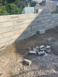 Photo de galerie - Montage d’un mur de 25 ml sur 2m de hauteur 