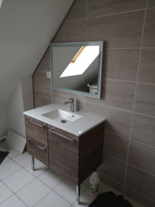 Photo de galerie - Rénovation totale d une salle de bain avec cloison hydrofuge remplacement de la baignoire 0ar une douche et carrelage du sol au plafond 