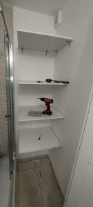 Photo de galerie - Montage des étagères et fixation des rideaux 