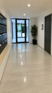 Photo de galerie - Entretien des halls d’entrée et parties communes d’immeubles. Nettoyage des sols, vitres et surfaces avec un résultat soigné.