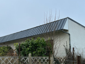 Photo de galerie - Pose d’un bac acier sur avancer de façade extérieur avec finition pvc blanc sous cache moineaux 