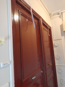 Photo de galerie - Peinture laquée sur porte d'entrée, appartement parisien 