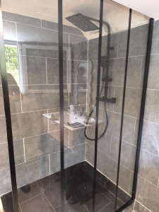 Photo de galerie - La douche fini fabrication d un mur le carrelage dessus et la pause de la cabine 