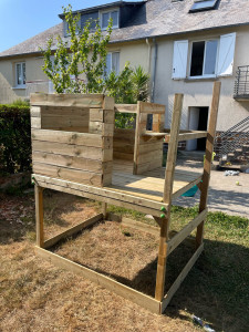 Photo de galerie - Aire de jeux en bois avec maisonnette sur pilotis 
