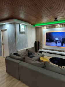 Photo de galerie - Décoration plafonnier meuble télé mûr en panneaux acoustiques avec des lumières 