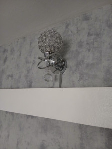 Photo de galerie - Installation  divers lustres murals et au plafond 
