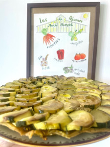 Photo de galerie - Tarte tatin courgettes & pesto aux pistaches 