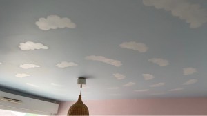 Photo de galerie - Projet personnel Ciel nuageux,  la chambre de ma fille,  nuage fait à la bombe de peinture.