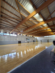 Photo de galerie - Ponçage et vitrification d'un gymnase de 800m²