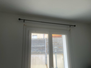 Photo de galerie - Pose de tringle à rideaux. 