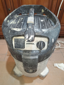 Photo de galerie - Aspirateur de chantier de 15 ans d'âge d'une valeur de 800€ annoncé comme mort, réparé par un nettoyage complet de l'intérieur et changement du moteur pour 60€ ?