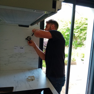 Photo de galerie - Changement de boîtier et raccord électrique suite trou de scie cloche dans crédence. 