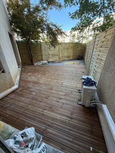 Photo de galerie - Aménagement extérieur et terrasse bois :  Pose de terrasse en lames de bois sur mesure  Installation de brise-vue / panneaux d'occultation en bois  Finitions et découpes précises adaptées à l'espace Travail soigné et durable. Devis gratuit.