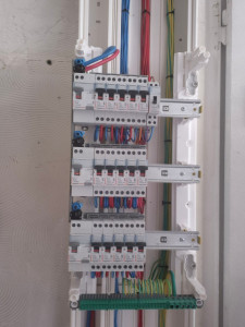 Photo de galerie - Rénovation d'une installation électrique complète,déplacement et  mise en place d'un tableau Legrand avec gaine GTL, repassage de toutes les prises pour la mise en place de la terre.