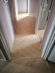 Photo de galerie - Pose de parquet en bâton rompu et création d'un tapis d'entrée 