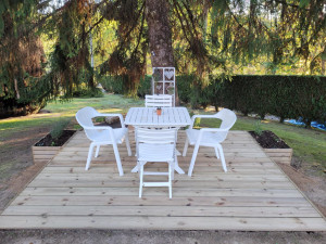 Photo de galerie - Réalisation d'une terrasse en bois avec ses bacs (en bois) de fleurs