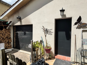 Photo de galerie - Pose une porte de garage sectionnelle plus une porte d’entrée