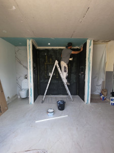 Photo de galerie - Douche italienne en cours de réalisation 
pose de carrelage au sol effet marbre  pose d'un wc suspendu colle de plaque pvc