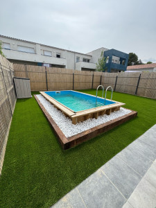 Photo de galerie - Pose gazon synthétique et aménagement contours de piscine sur Montagnac