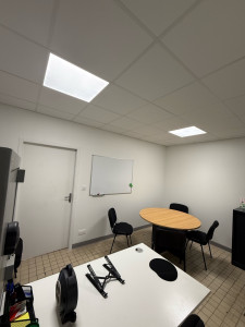 Photo de galerie - Pose d’éclairage dans un faux plafond dalle 60/60