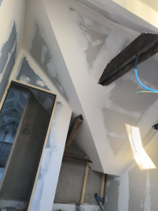 Photo de galerie - Des rampants et cloison en placo plus pose de porte phonique et bande 