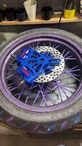 Photo de galerie - Adaptation double étrier RPM sur Derbi 