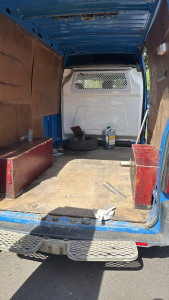 Photo de galerie - Camion 3.5 tonnes avec diables et sangles et des personnes avec 