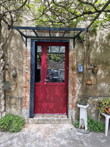 Photo de galerie - Pose d'une porte d'entrée HYBRIDE ALU extérieur et bambou intérieur. Pose de la marquise et moustiquaires en gris anthracite.