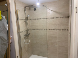 Photo de galerie - Avant / après  pose receveur, paroi, colonne douche, placo, faïence et modification arrivée/évacuation eau 