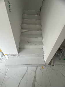Photo de galerie - Pose d’un escalier fait marbre