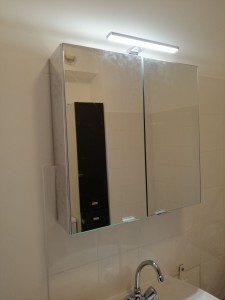 Photo de galerie - Installation d'une armoire de salle de bain, avec changement de luminaire. 