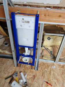 Photo de galerie - Pose  d'un  toilette suspendu dans une salle de bain en rénovation complète. 