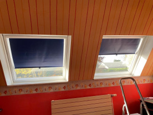 Photo de galerie - Stores : changement du tissu et pose des stores sur fenêtres Velux