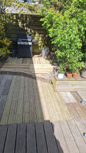 Photo de galerie - Reparation terasse et creation coin barbecue avec petite chape pose lames terasse.