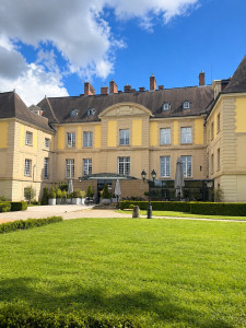 Photo de galerie - Entretien cours intérieur Chateau Laval tonte + taille