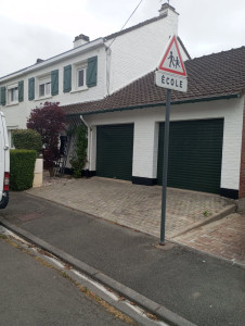 Photo de galerie - ? Avant – Un petit coup de frais s’imposait !

Voici l’état de la façade, du pignon et de l’entrée de garage avant notre intervention.
Peinture défraîchie, salissures, manque d’éclat… Il était temps de redonner du cachet à cette maison !
