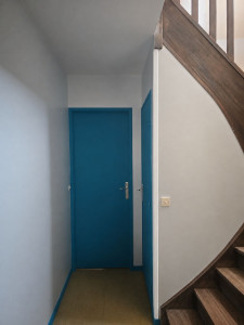 Photo de galerie - Travaux de peinture réalisés dans une cage d’escalier : murs, portes, palier et entrée du rez-de-chaussée. ✨️