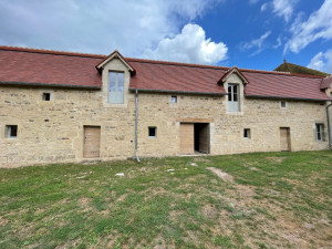 Photo de galerie - Façade, joints de pierres à la chaux, encadrement de fenêtres.