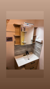 Photo de galerie - Installer nouveau meuble lavabo, robinet meuble miroir, faïence et électricité 