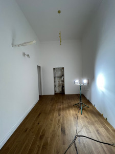 Photo de galerie - Pose de 125 m² de parquet massif collé. Préparation du support, pose soignée et finitions réalisées avec précision. Résultat durable et esthétique.