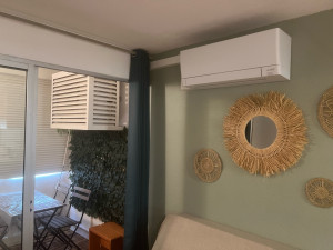 Photo de galerie - Pose et installation d’un système de climatisation mono split avec cache de protection. ⚠️ réalisation d’une double à l’arrière du groupe extérieur de climatisation pour respect distance minimal de tuyauterie entre les unités intérieur et extérieur. 