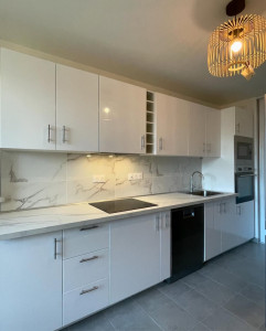 Photo de galerie - Installation cuisine complète (montage des meubles et pose, faïence, peinture, carrelage au sol, électricité )