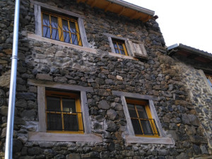 Photo de galerie - Fabrication et pose de trois barres d'appuis et un garde corps en barreaux galbé 