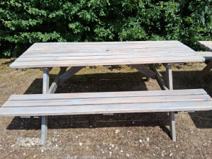 Photo de galerie - Table de pic-niques après nettoyage et son traitement à l'huile naturel Durogrit de chez RUBIO.