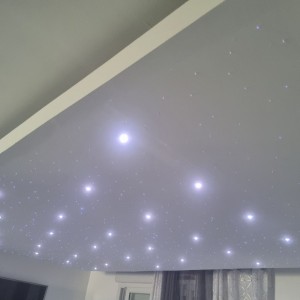 Photo de galerie - Création plafond suspendu avec spots et ciel étoilé réglable en intensité et en couleur avec une télécommande 