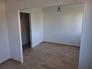 Photo de galerie - Découpe d'une cloison entre deux chambre , bouche une porte de la chambre plus déplacer la deuxième porte pour le passage d'un fauteuil roulant. Pose d'une toile de verre et plus peinture et Pose d'un parquet flottent 